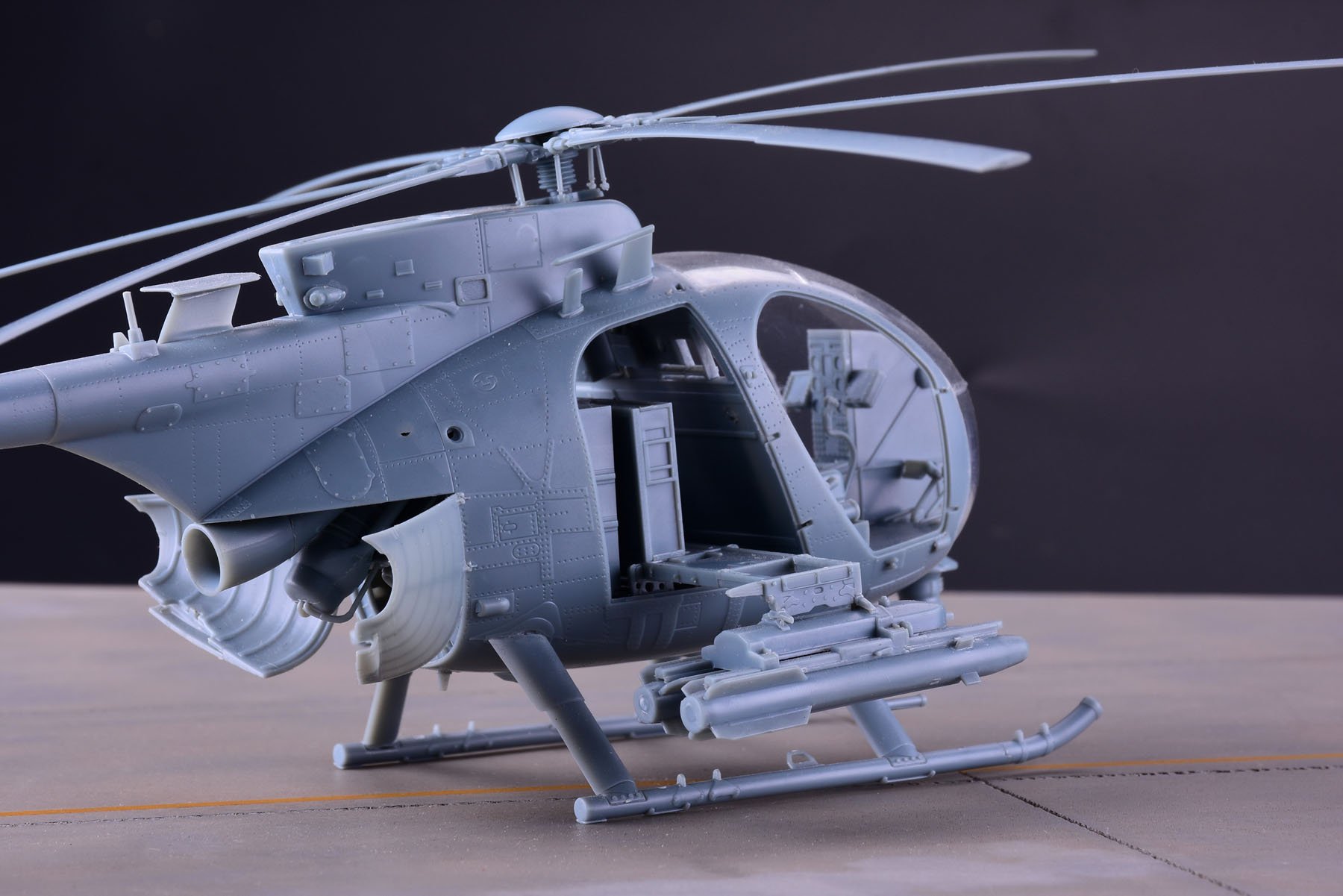 1/35 AH-6J/MH-6J 小鸟轻型直升机(配树脂兵人)