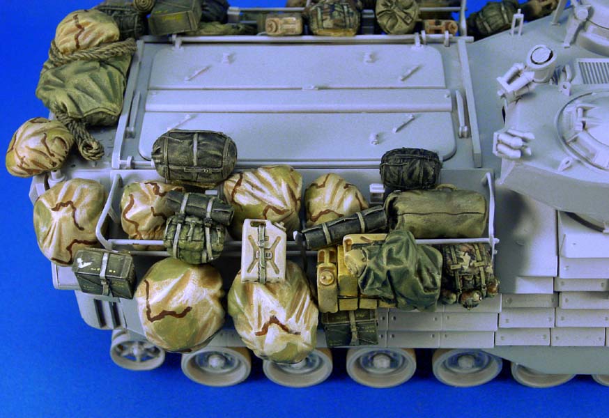1/35 现代美国 AAVP-7A1 两栖装甲运兵车堆积物