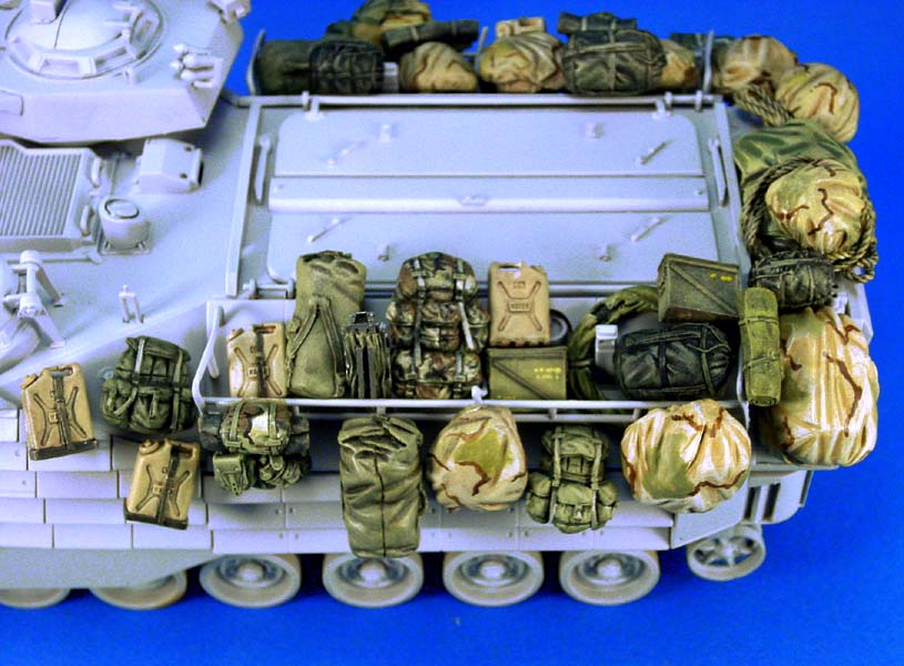 1/35 现代美国 AAVP-7A1 两栖装甲运兵车堆积物