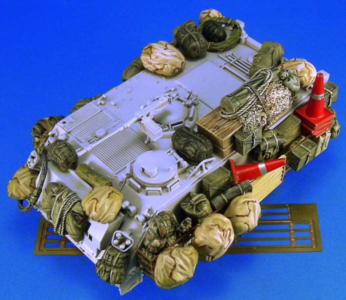 1/35 现代美国 M113 OIF 履带装甲车堆积物