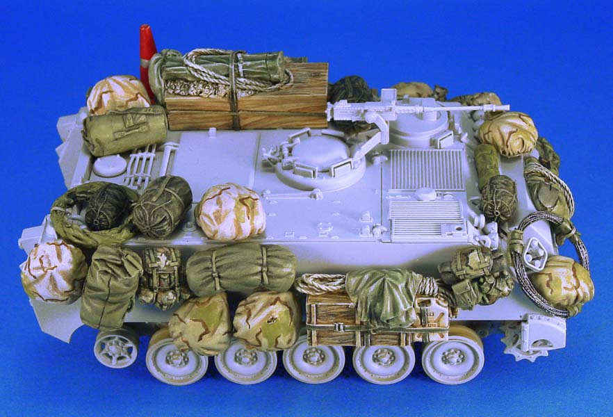 1/35 现代美国 M113 OIF 履带装甲车堆积物