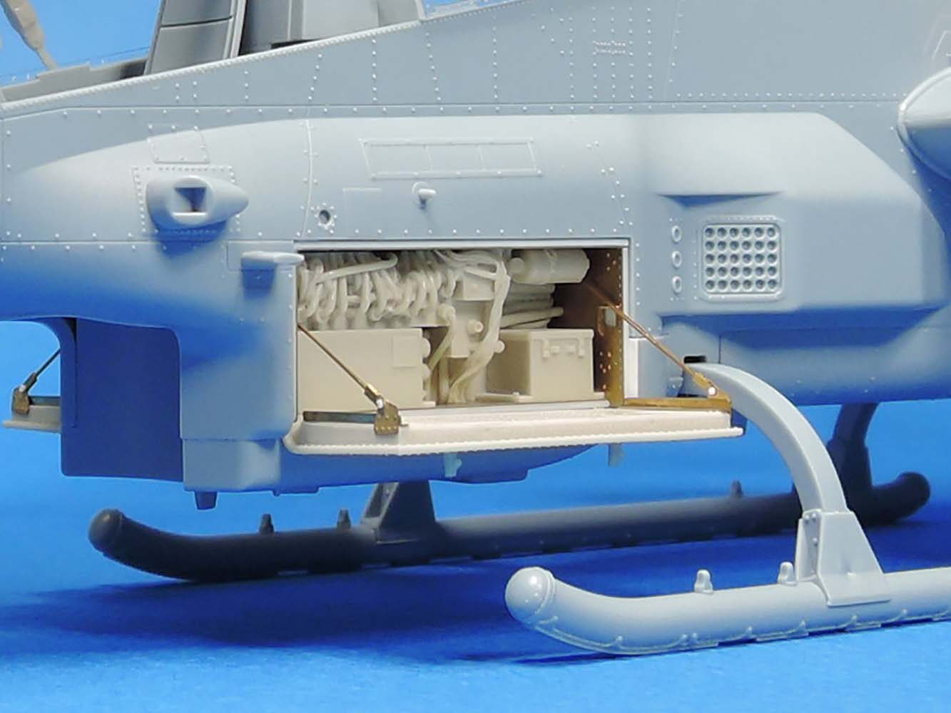 1/35 AH-1Z 航空电子设备与弹药舱改造件