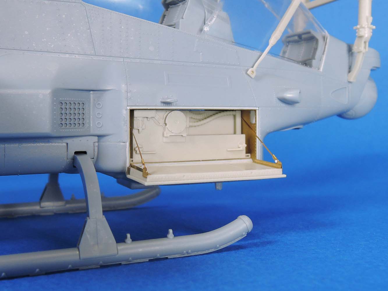 1/35 AH-1Z 航空电子设备与弹药舱改造件