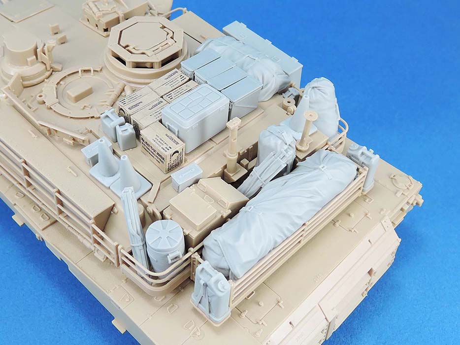 1/35 现代美国 M1A2 主战坦克堆积物(S1)