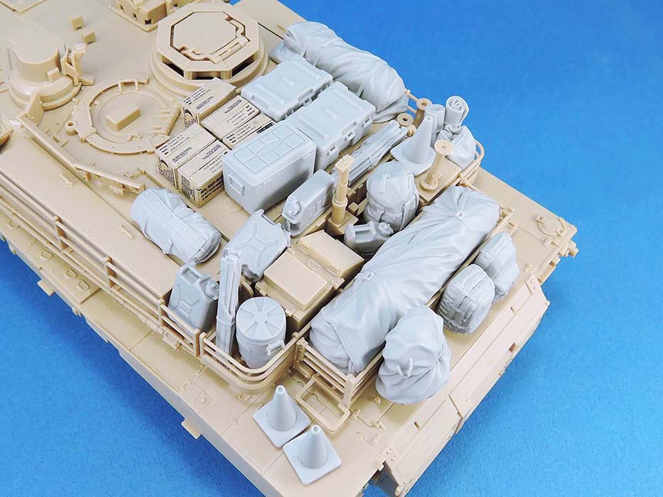 1/35 现代美国 M1A2 主战坦克堆积物(S2)
