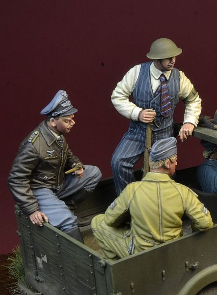 1/35 二战英国警卫与德国飞行员战俘1940年 1/35 二战英国警卫与德国飞行员战俘1940年