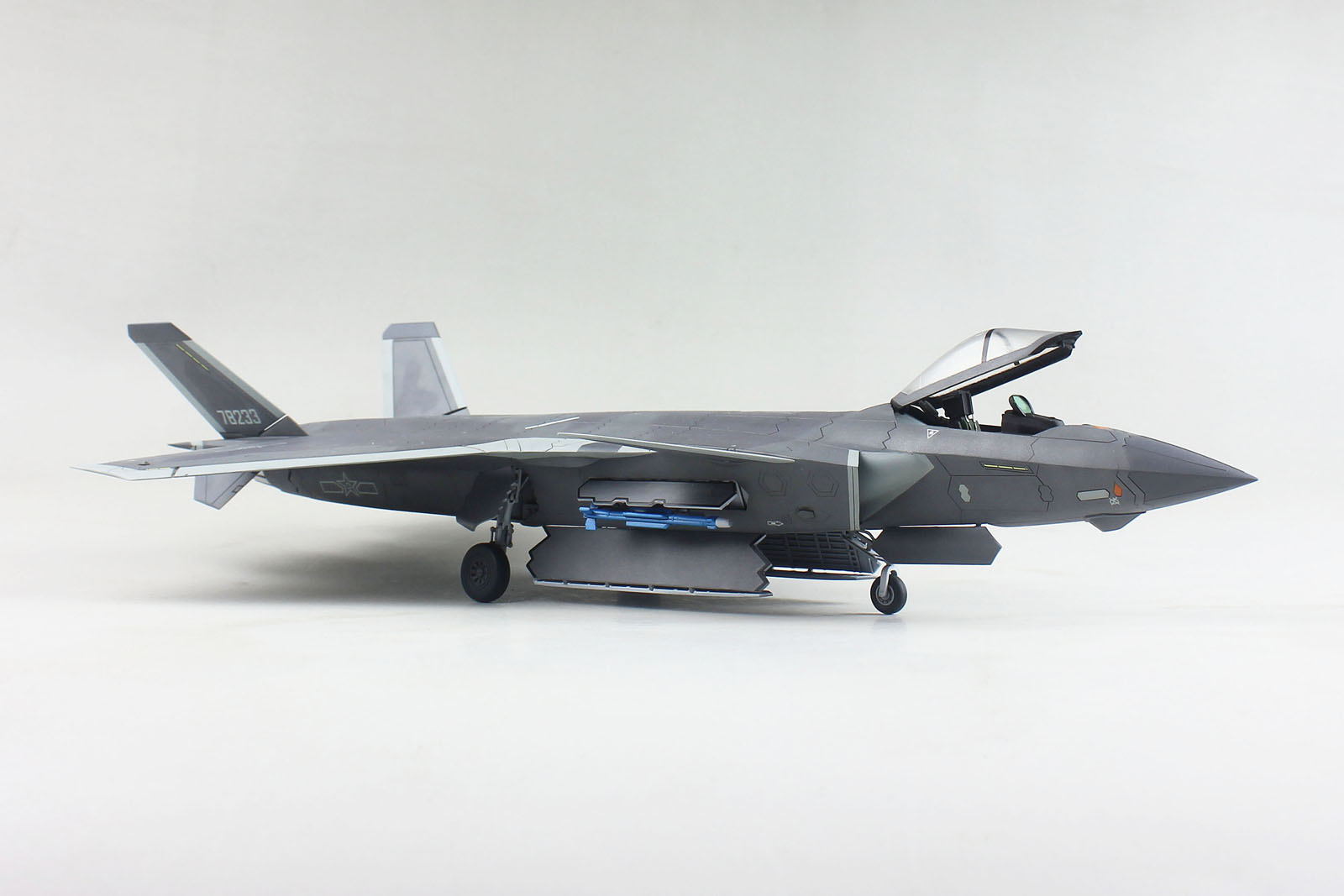 1/72 现代中国 J-20 歼-20威龙战斗机