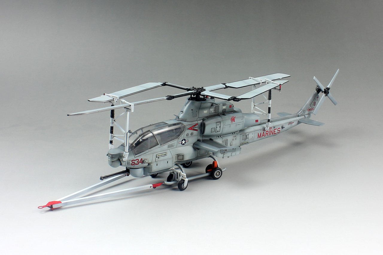 1/72 AH-1Z 蝰蛇武装直升机 - 点击图像关闭