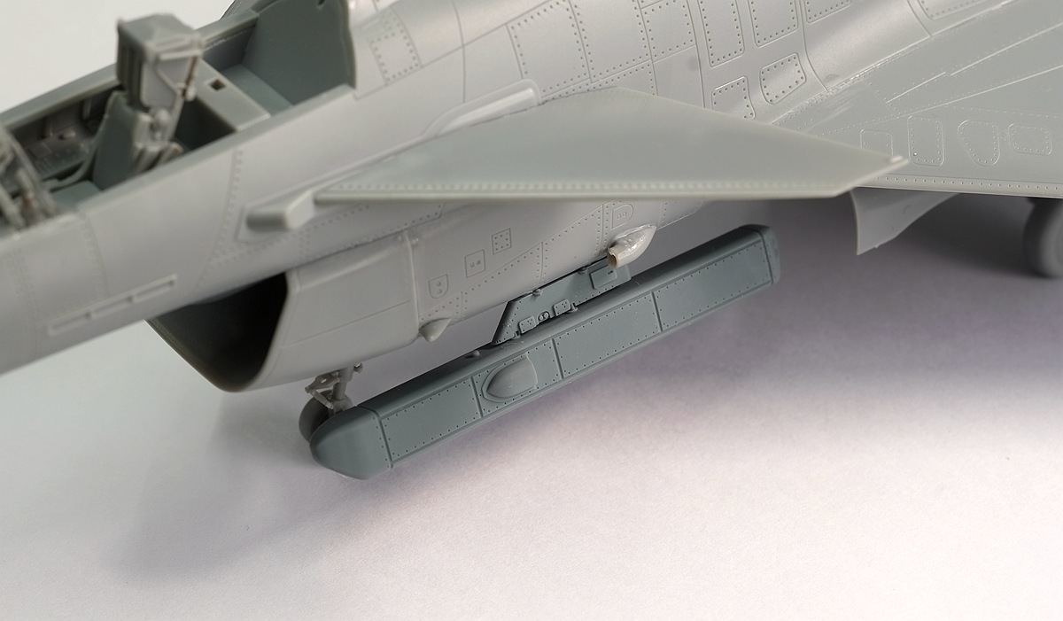 1/48 现代中国空军KRL-700a电子对抗吊舱含挂架(2枚)
