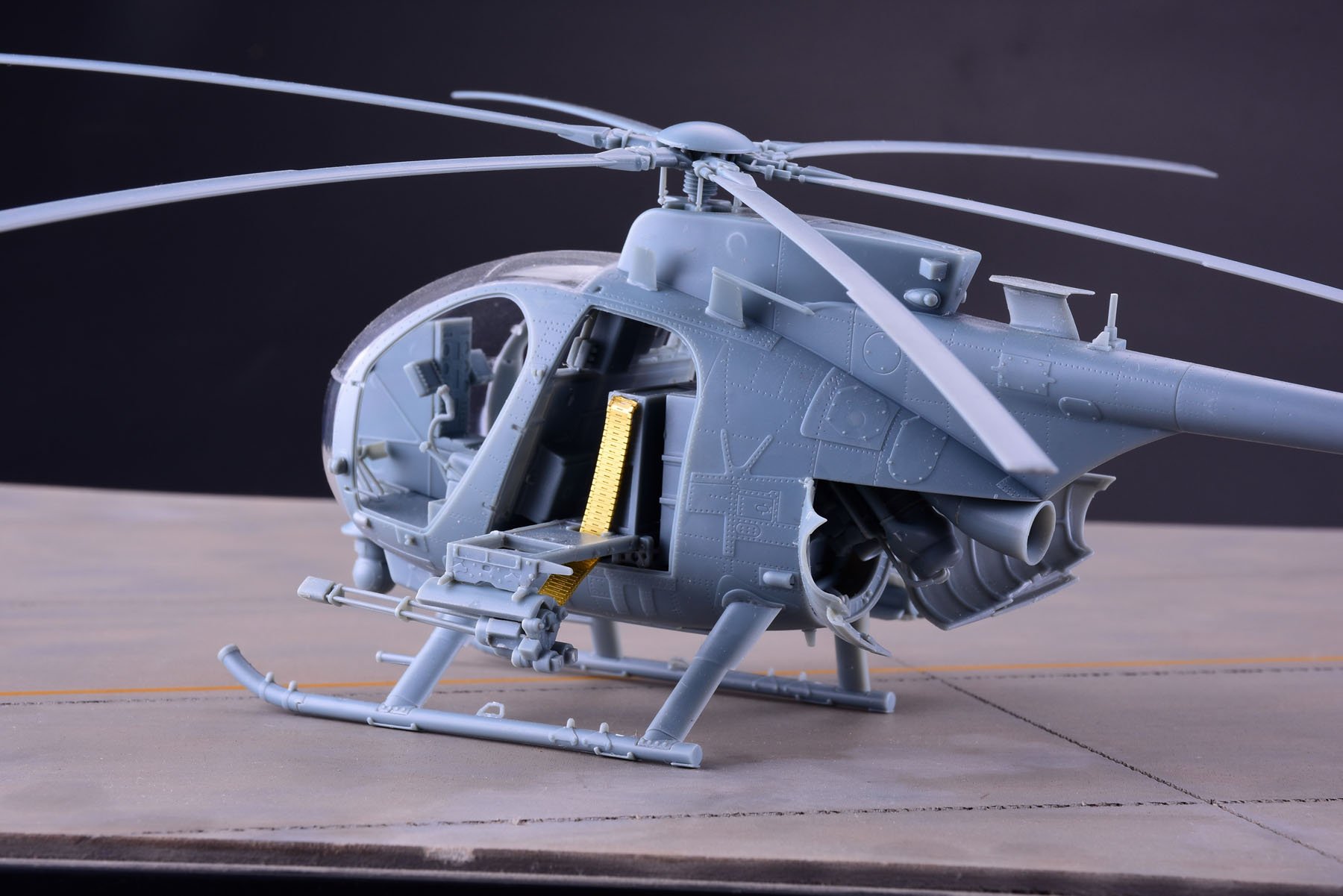 1/35 AH-6J/MH-6J 小鸟轻型直升机(配树脂兵人)