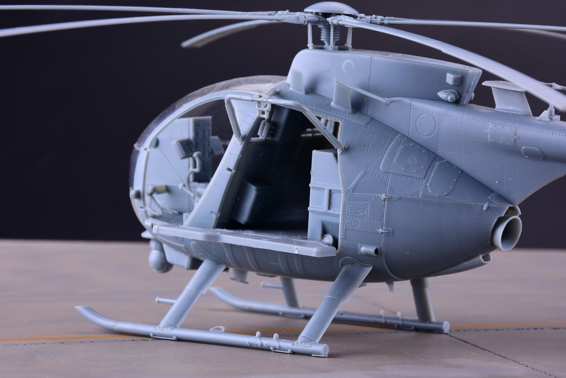 1/35 AH-6J/MH-6J 小鸟轻型直升机(配树脂兵人)