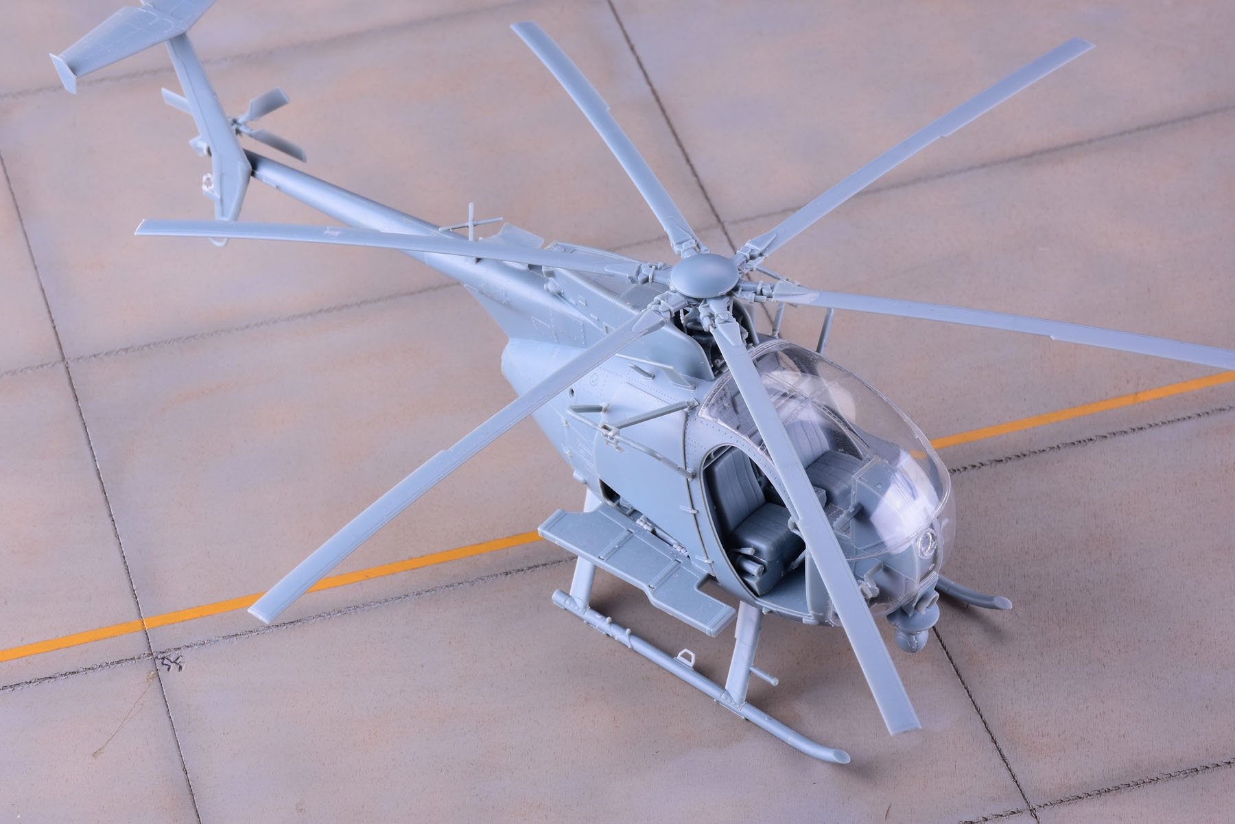 1/35 AH-6J/MH-6J 小鸟轻型直升机(配树脂兵人)