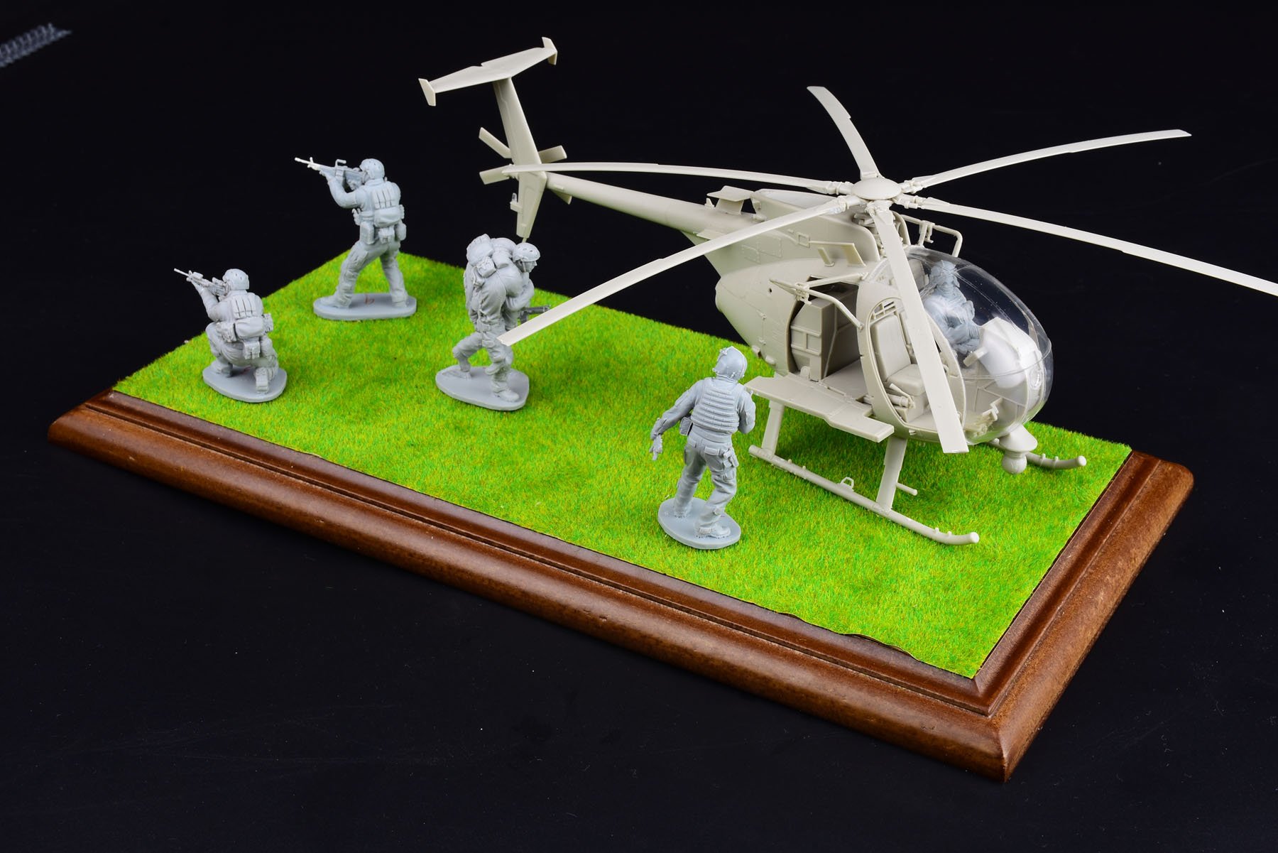 1/35 AH-6J/MH-6J 小鸟轻型直升机(配树脂兵人) - 点击图像关闭