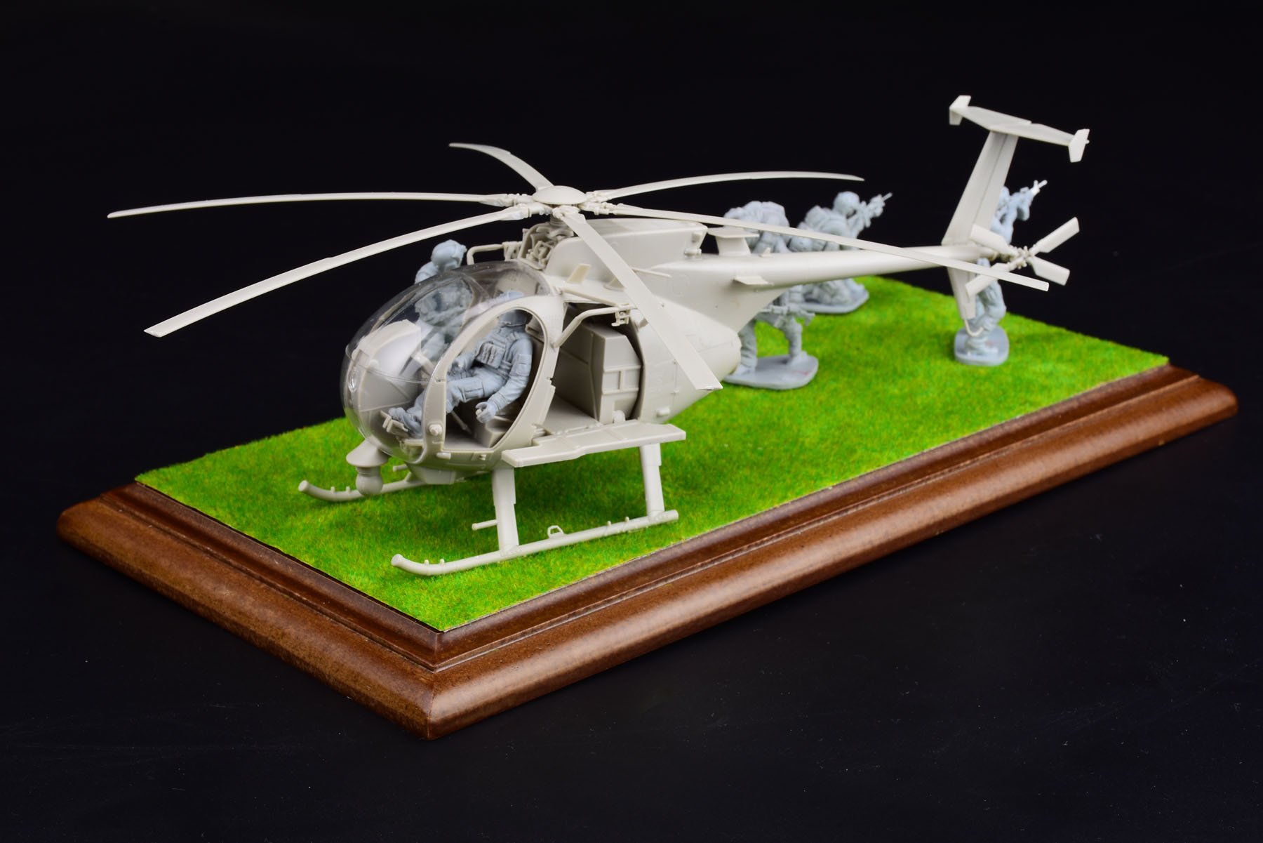 1/35 AH-6J/MH-6J 小鸟轻型直升机(配树脂兵人)