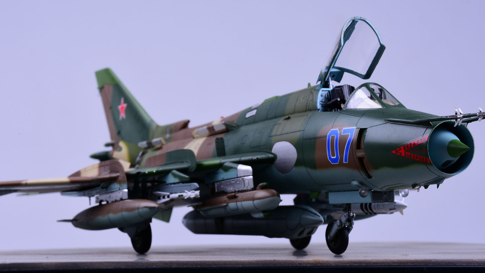 1/48 现代苏联 Su-17 M3/M4 装配匠战斗轰炸机