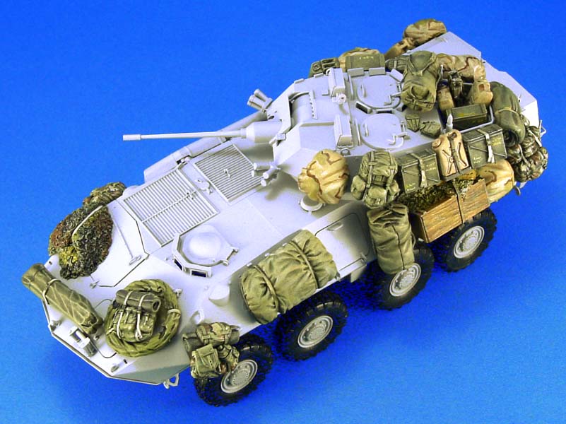 1/35 现代美国 LAV-25 轮式装甲车堆积物