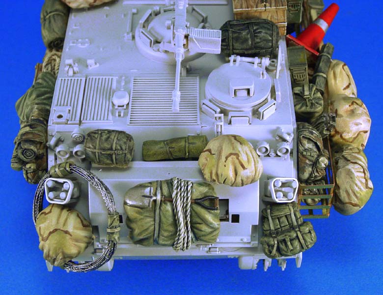 1/35 现代美国 M113 OIF 履带装甲车堆积物