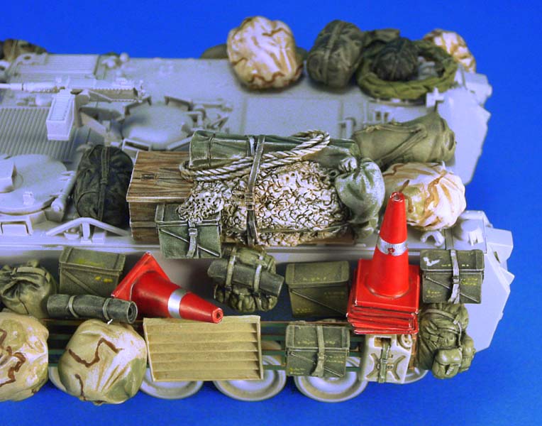 1/35 现代美国 M113 OIF 履带装甲车堆积物