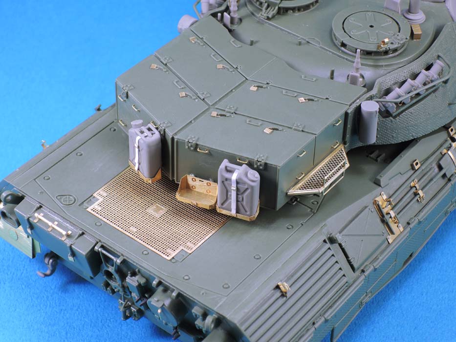 1/35 现代加拿大豹C2主战坦克细节改造件(配三花2004) - 点击图像关闭