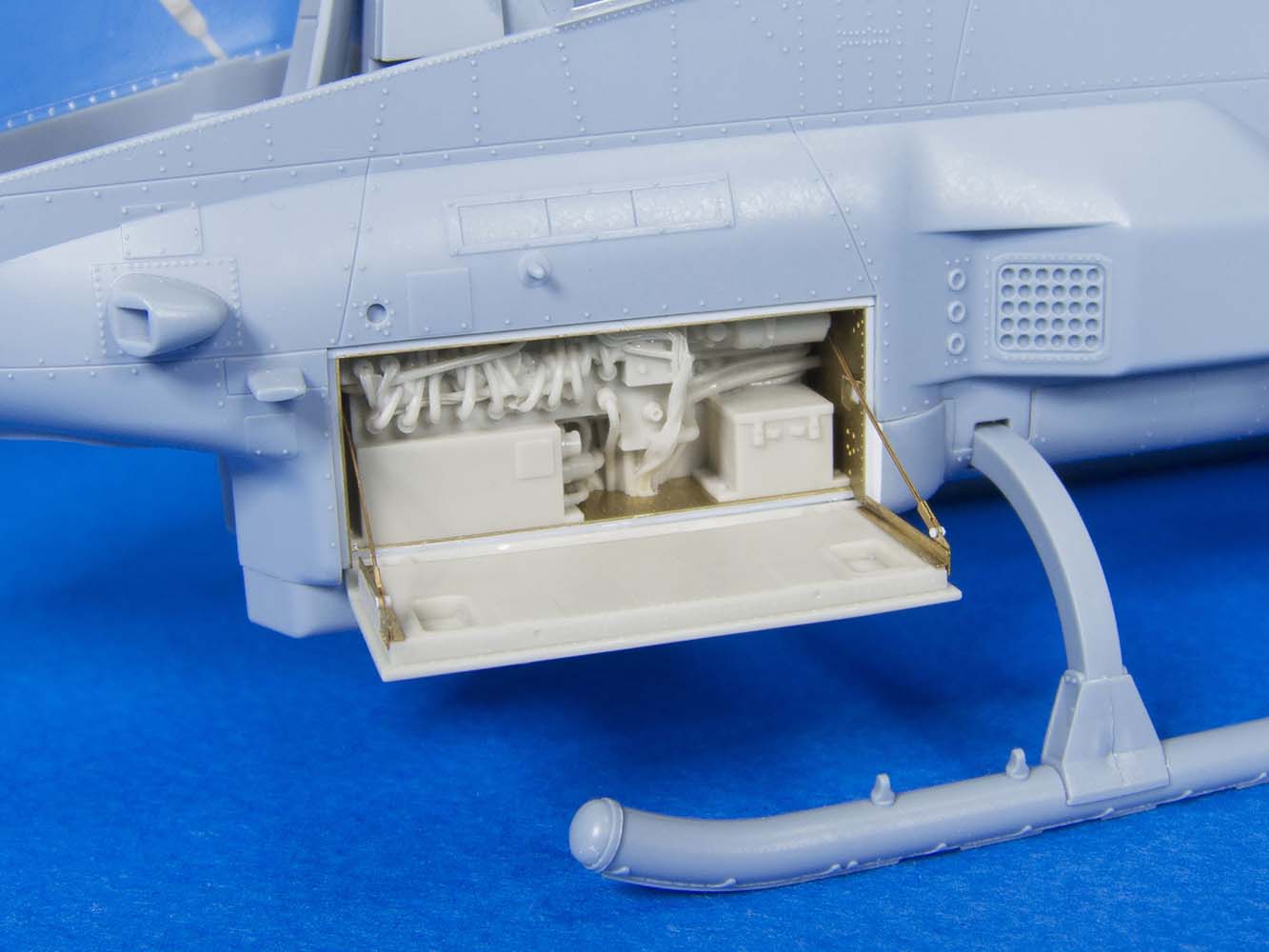 1/35 AH-1Z 航空电子设备与弹药舱改造件 1/35 AH-1Z 航空电子设备与弹药舱改造件