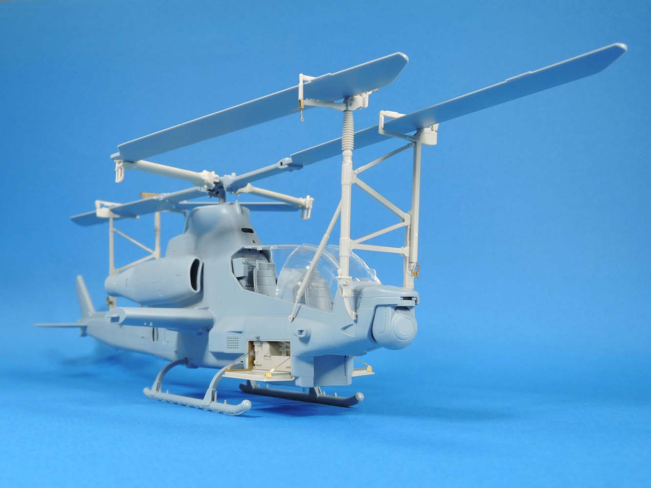 1/35 AH-1Z 螺旋桨折叠固定架改造件 1/35 AH-1Z 螺旋桨折叠固定架改造件