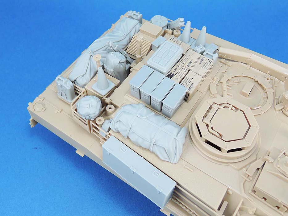 1/35 现代美国 M1A2 主战坦克堆积物(S1)