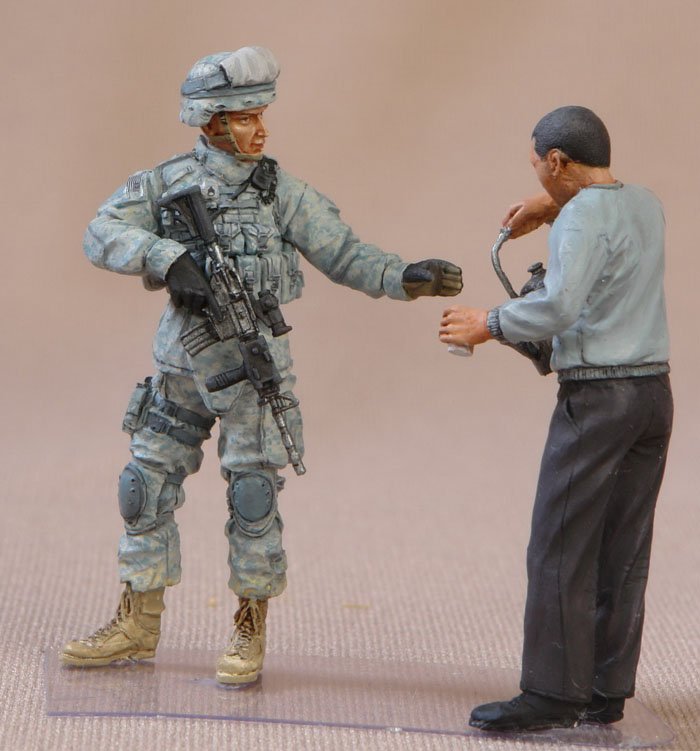 1/35 现代美国陆军中士和伊拉克平民 1/35 现代美国陆军中士和伊拉克平民