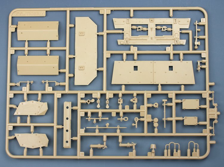 1/35 现代法国 AMX-10RCR T40M 轮式装甲侦察车