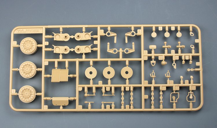 1/35 现代法国 AMX-10RCR T40M 轮式装甲侦察车