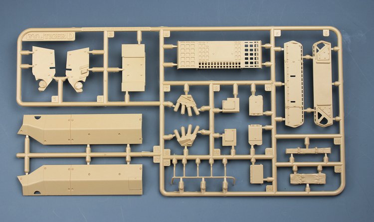 1/35 现代法国 AMX-10RCR T40M 轮式装甲侦察车 - 点击图像关闭